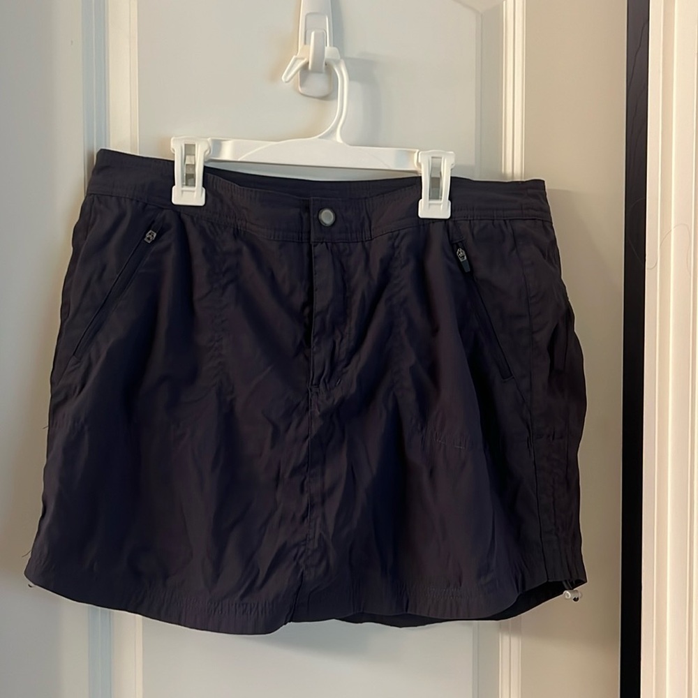 te verde Athletic Skirt with built in shorts. size Medium